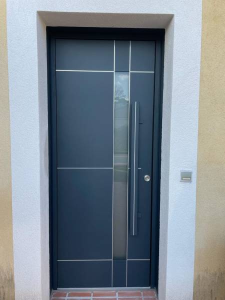 Fourniture et pose de porte d'entrée moderne style contemporaine à Flassans-sur-Issole Var