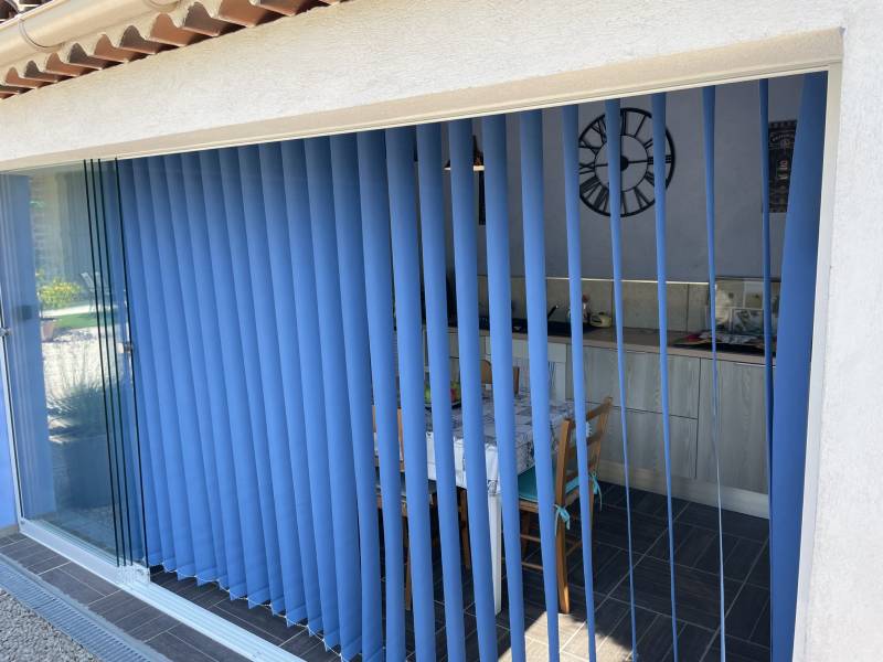 Fourniture et pose d'un store californien à lame verticale bleu à Hyères dans le Var