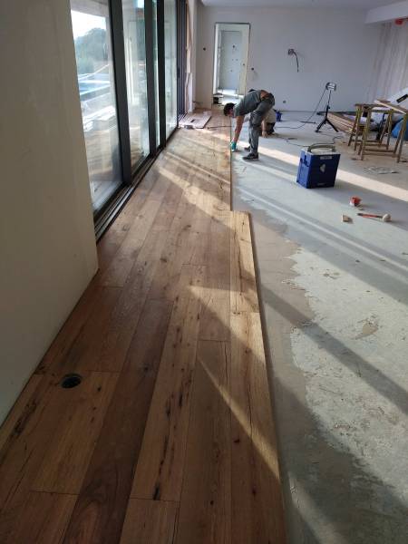 Pose de parquet sur dalle pendant construction maison à Saint-Maximin-la-Sainte-Baume 83