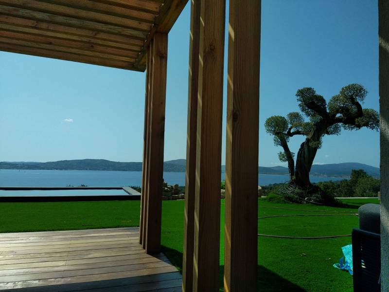 Menuisier pour fabrication pergola sur-mesure en bois à Hyères Var