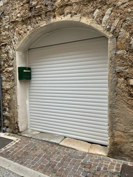 Installation d'une porte de garage enroulable électrique à Pignans